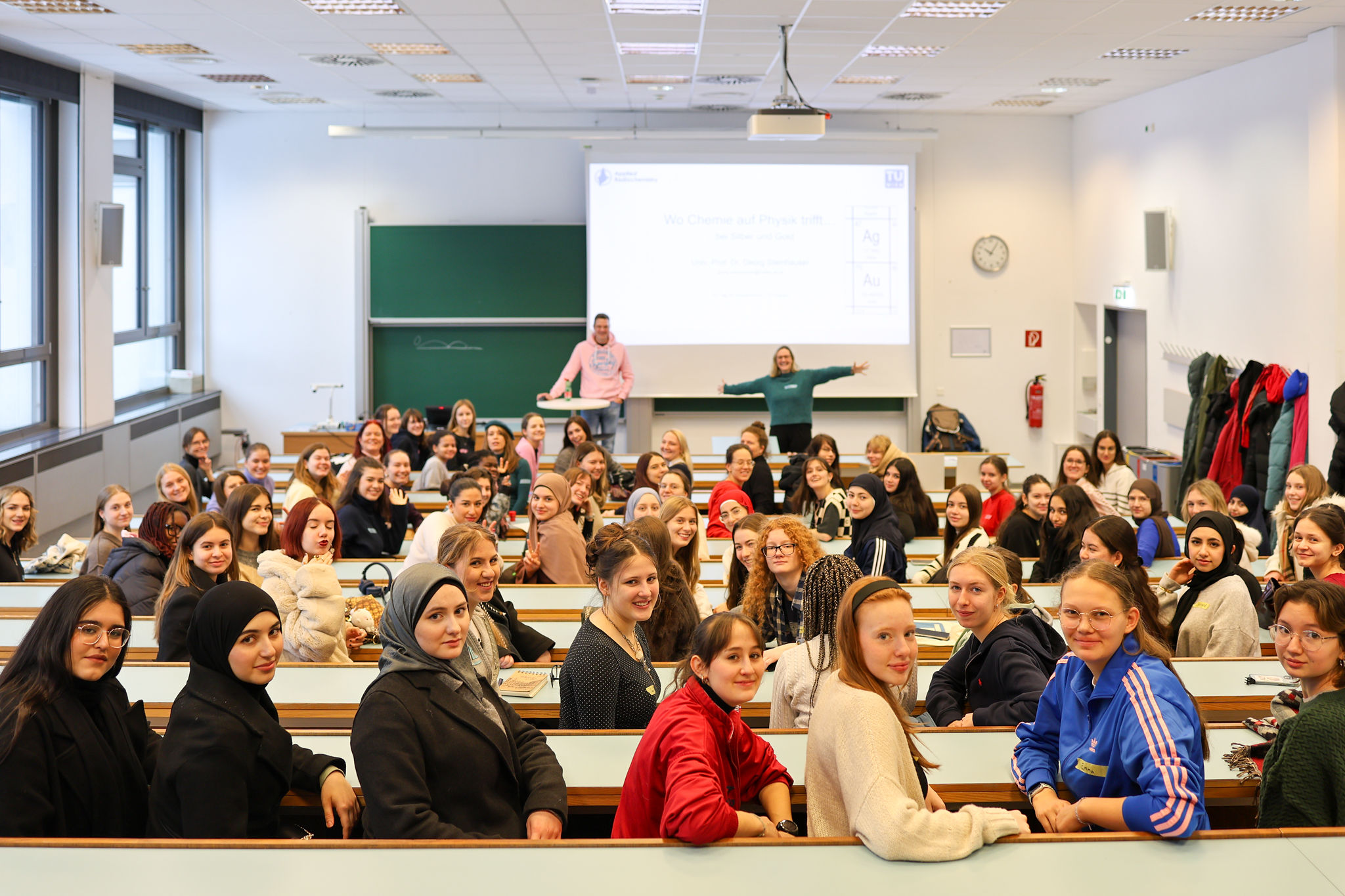 Mädchen und Studentinnen auf der TU Wien